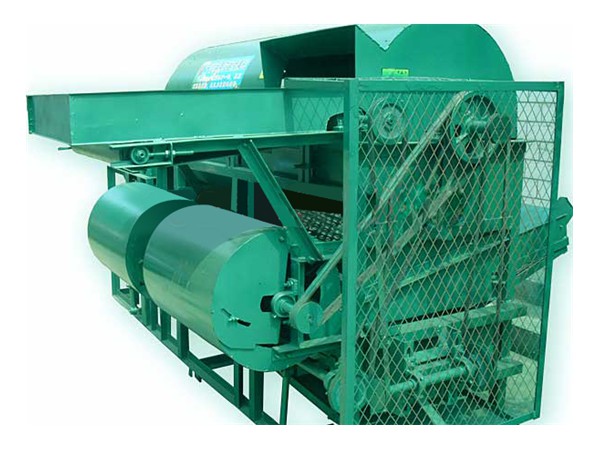 2005年中型干濕兩用花生摘果機 2005年中型干濕兩用花生摘果機